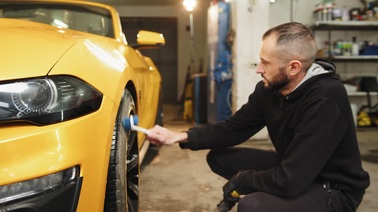 차고에서 자동차 세부 사항