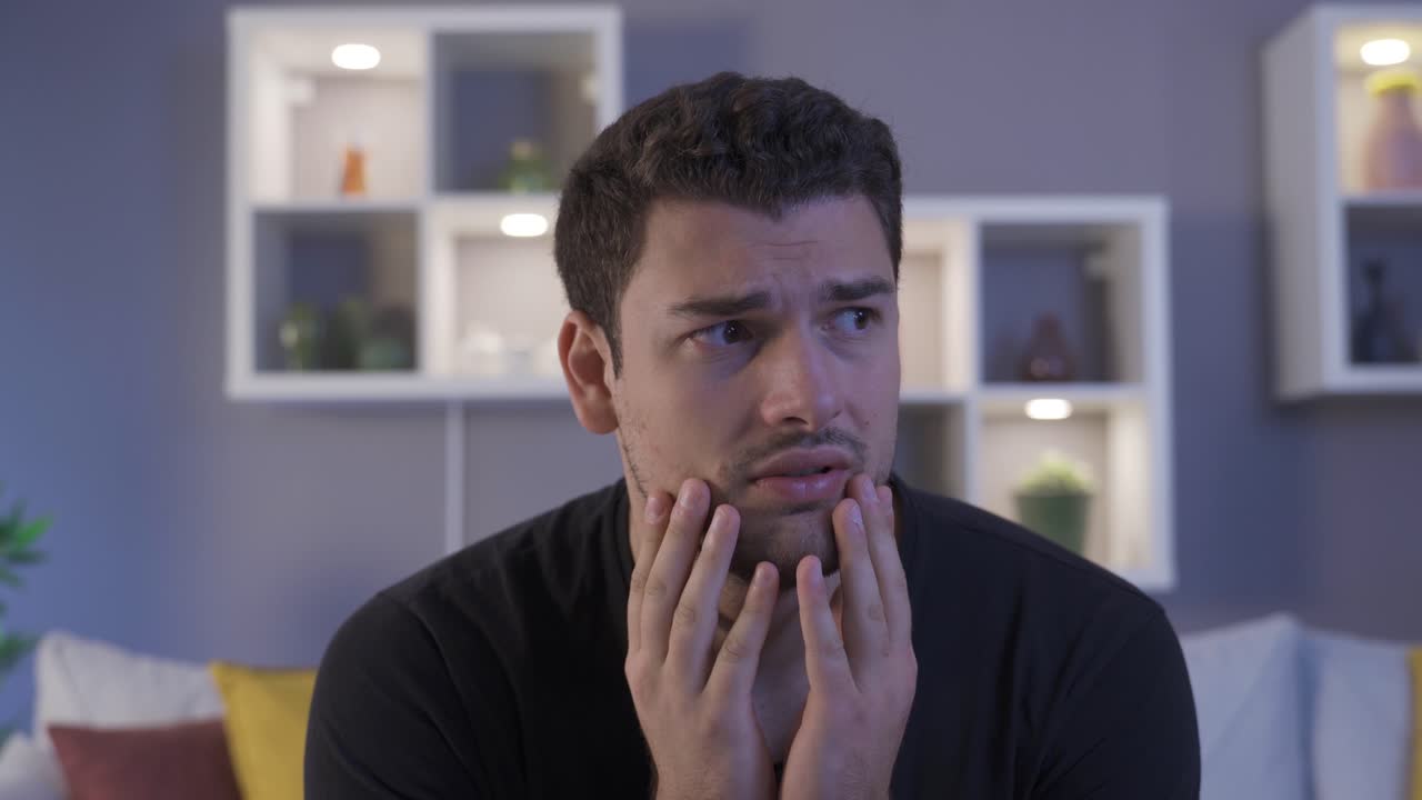 el hombre con fobia a la oscuridad está inquieto en casa.