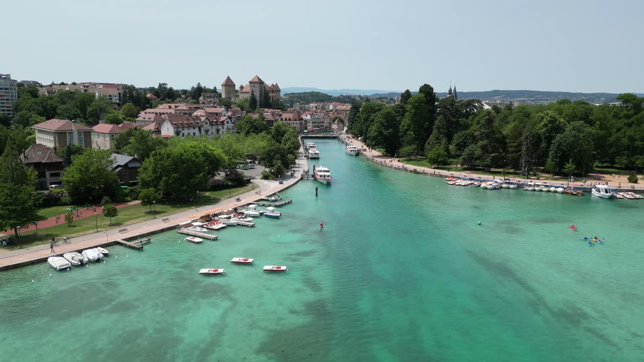 Ripresa panoramica del lungolago di Annecy, Francia, filmato aereo in 4K