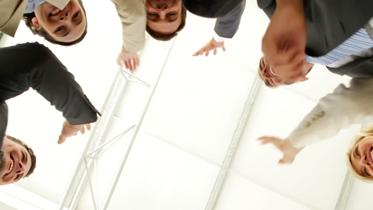 사업가 들 이 함께 손 을 잡고 있는 낮은 각도 시야