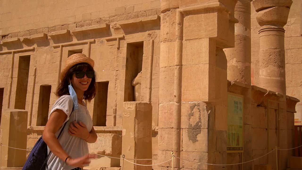Turista em um sítio arqueológico antigo