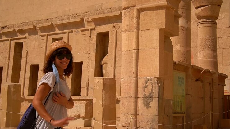 Turista em um sítio arqueológico antigo