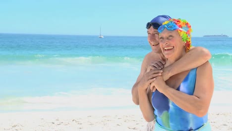 un anciano abrazando a su esposa.