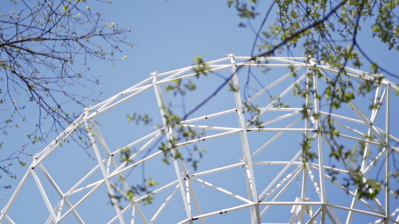 초원에 버려진 레이더 스테이션