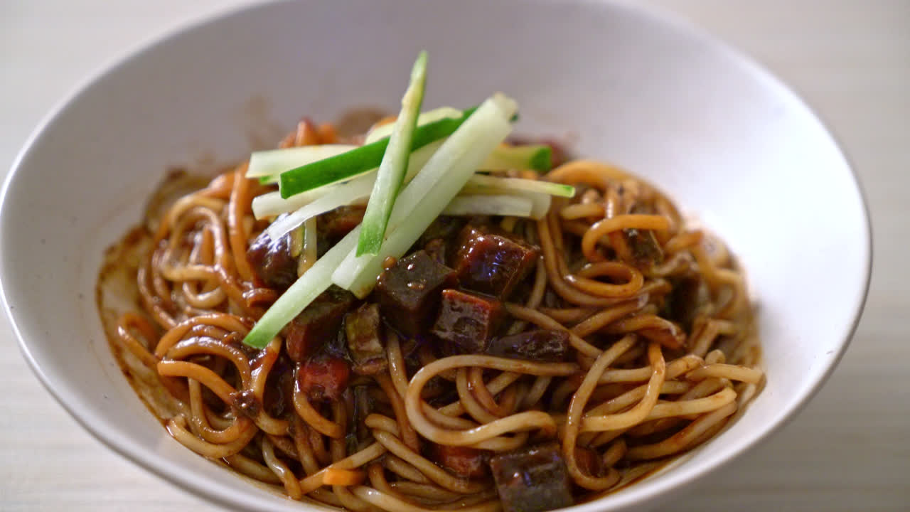 jajangmyeon o jjajangmyeon son fideos coreanos con salsa negra - estilo de comida coreana