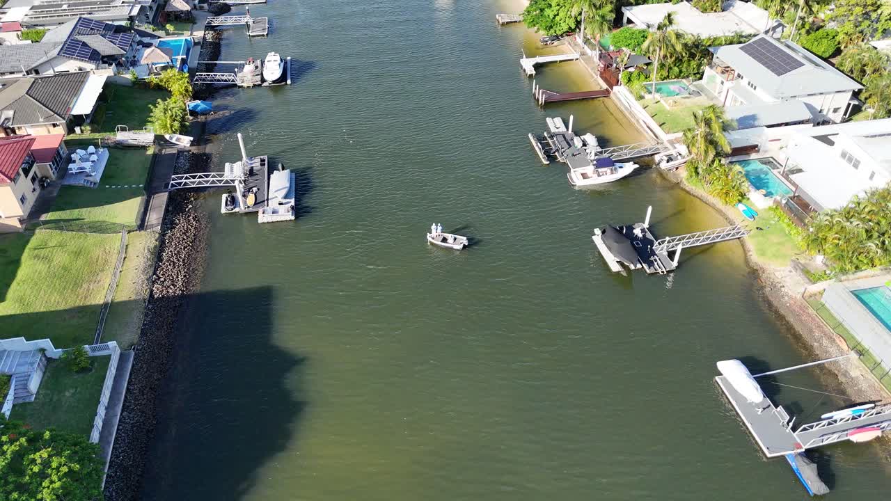 드론이 브로드비치 워터스 운하에서 보트를 포획합니다.