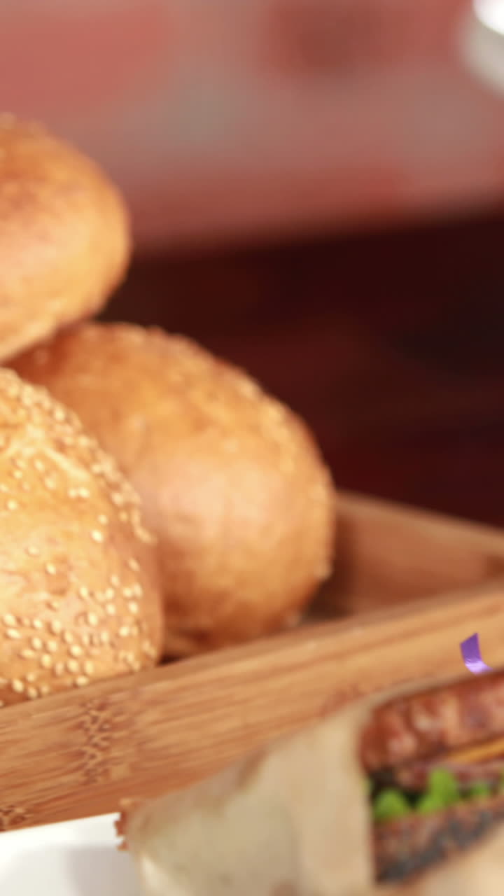 카운터 에 샌드위치 와  ⁇  을 전시 하는 것