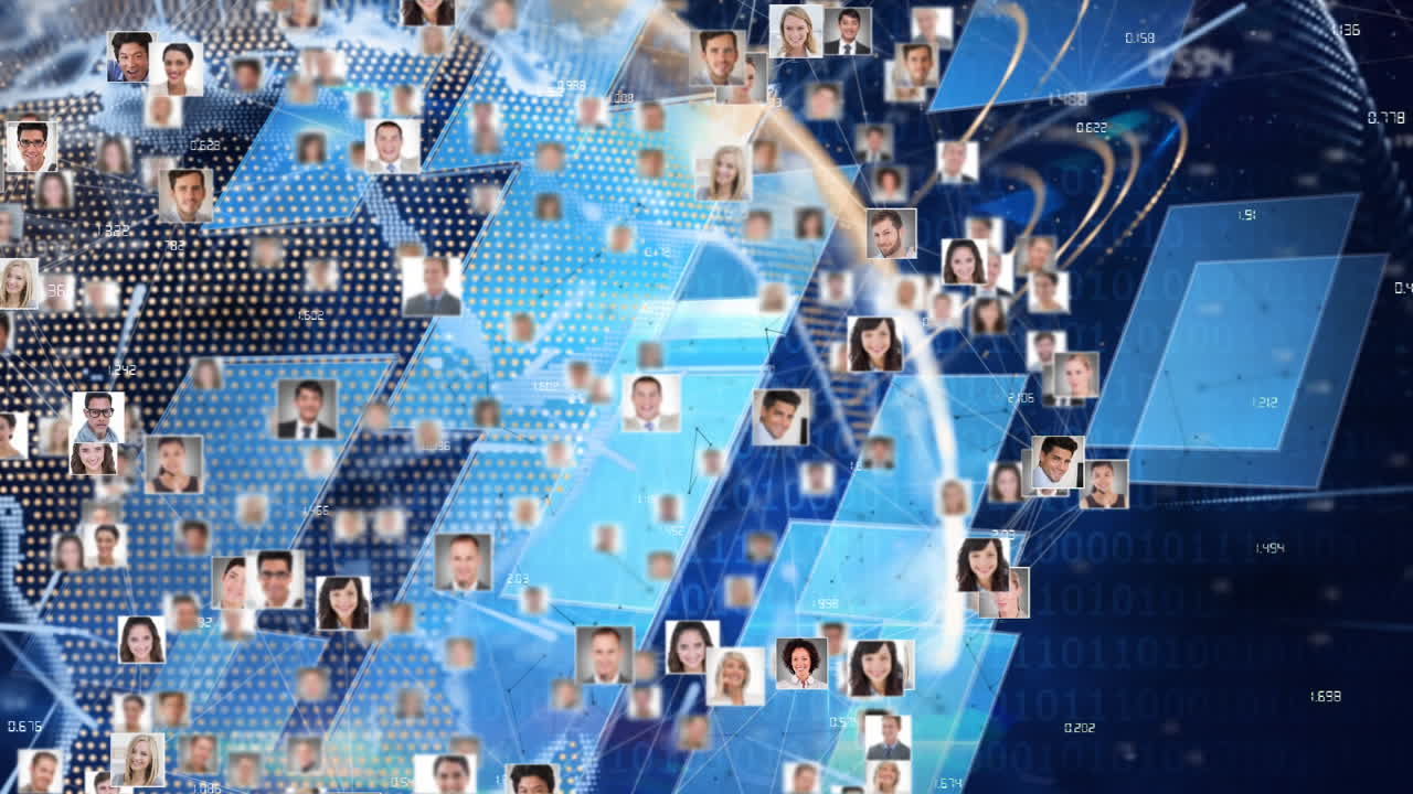 animación de retratos de personas que giran alrededor del mundo con procesamiento de datos, en negro