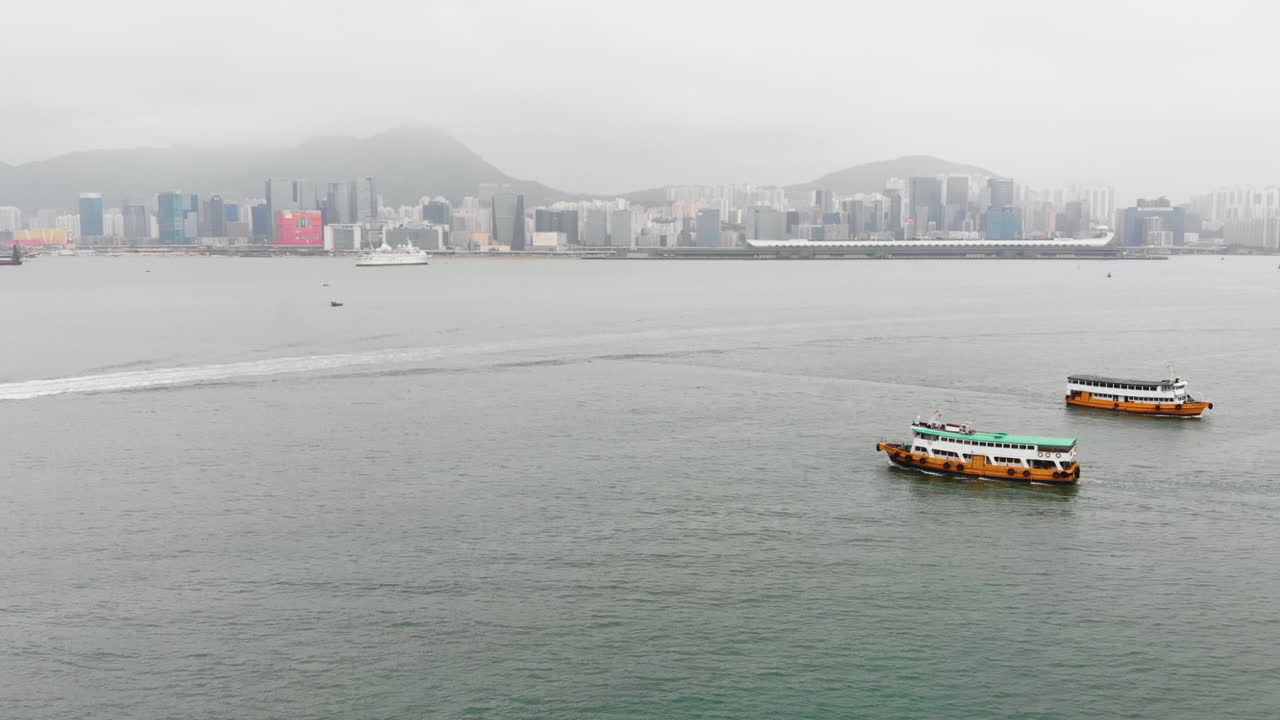 antena de cámara lenta de dos transbordadores navegando en un canal