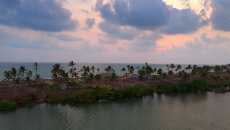 atardecer nublado en la playa, vista del atardecer en el lado de la playa desde el lado del lago con palmeras
