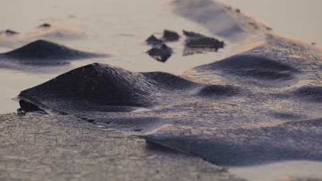 un primer plano de hielo agrietado