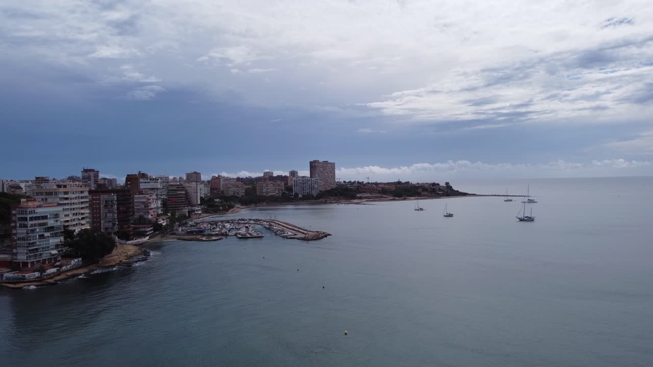puerto de marina en alicante, españa ciudad de la costa mediterránea en europa dron aéreo