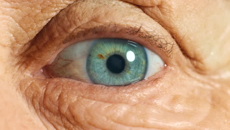 visión y hombre anciano con visión