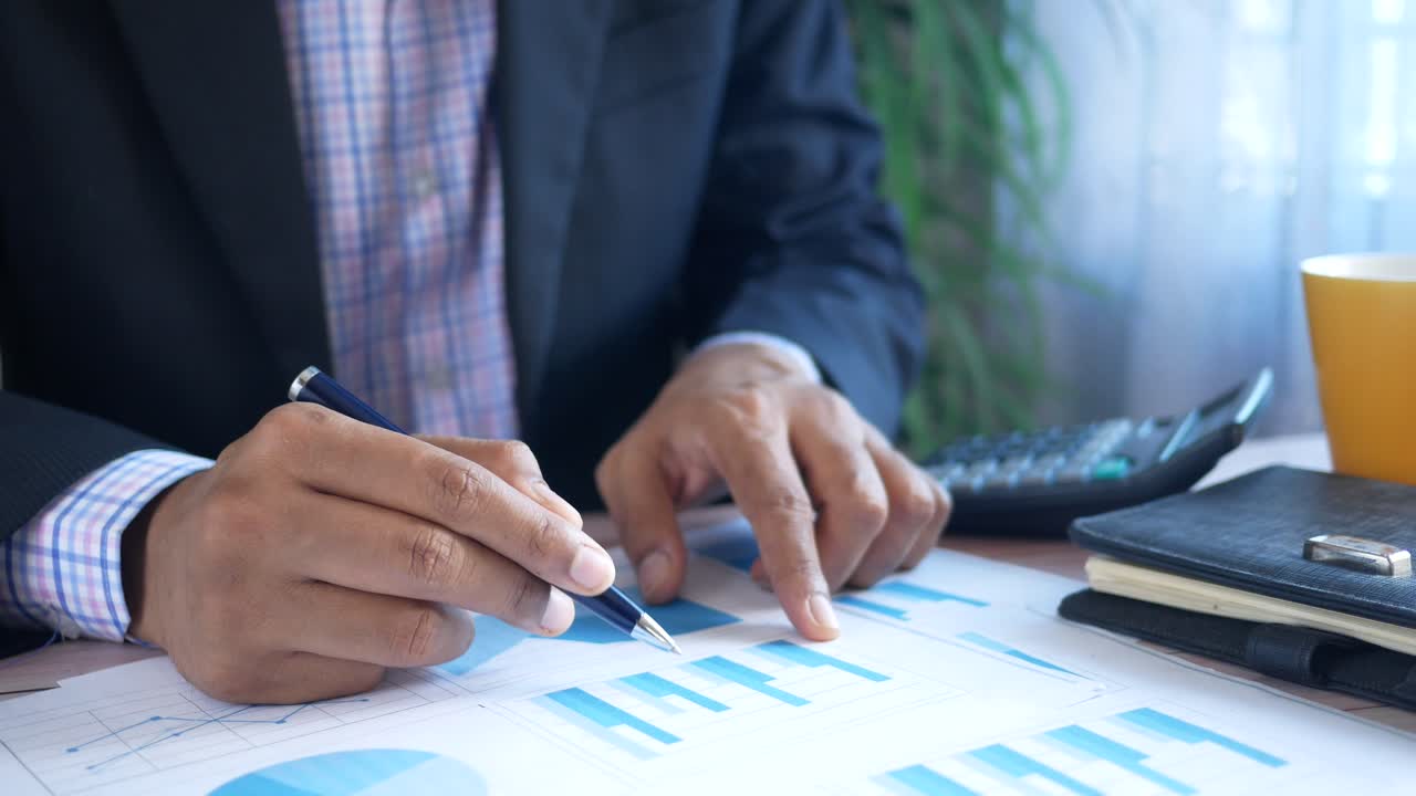 Uomo d'affari che analizza i grafici finanziari
