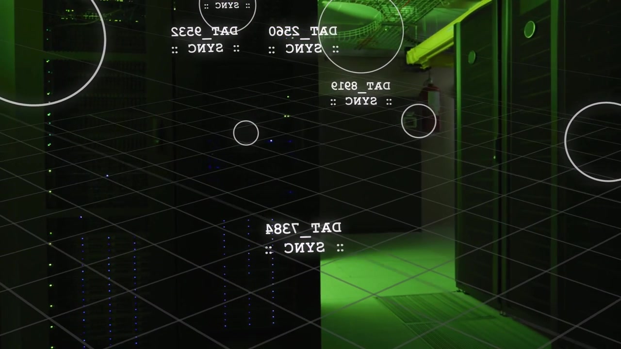 Telecamera che si muove attraverso un corridoio di server, griglia HUD con etichette fluttuanti che salgono e contrassegnano una casella verde per la verifica