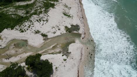 Vista-Aérea-De-La-Desembocadura-Del-Río-En-La-Playa-Paraíso-Al-Sur-De-Barahona-En-La-República-Dominicana.