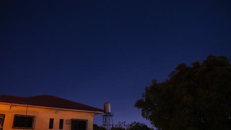 Cielo-Nocturno-Con-Hermosas-Estrellas-Sobre-La-Casa-Moderna-Y-El-Tanque-De-Agua.