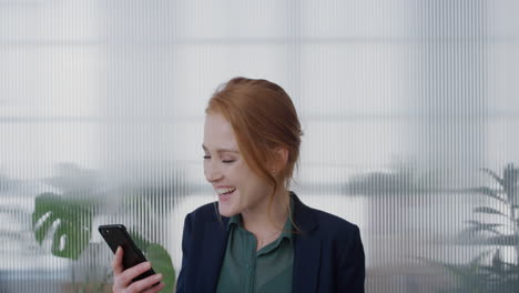 Retrato-Joven-Feliz-Cabeza-Roja-Mujer-De-Negocios-Usando-Teléfono-Inteligente-Video-Chat-Golpe-Beso-Disfrutando-De-La-Comunicación-Por-Teléfono-Móvil-Riendo-Alegre-Cámara-Lenta