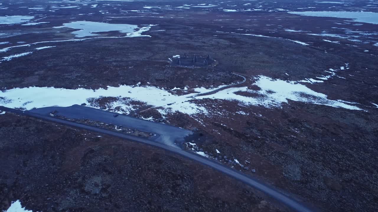 памятник из камня в зимней деревне