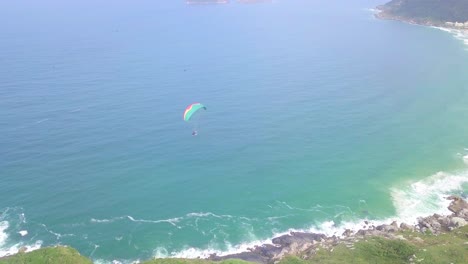 Increíble-Vuelo-En-Paramotor-Sobre-El-Mar-De-Brasil-Con-Cielo-Azul