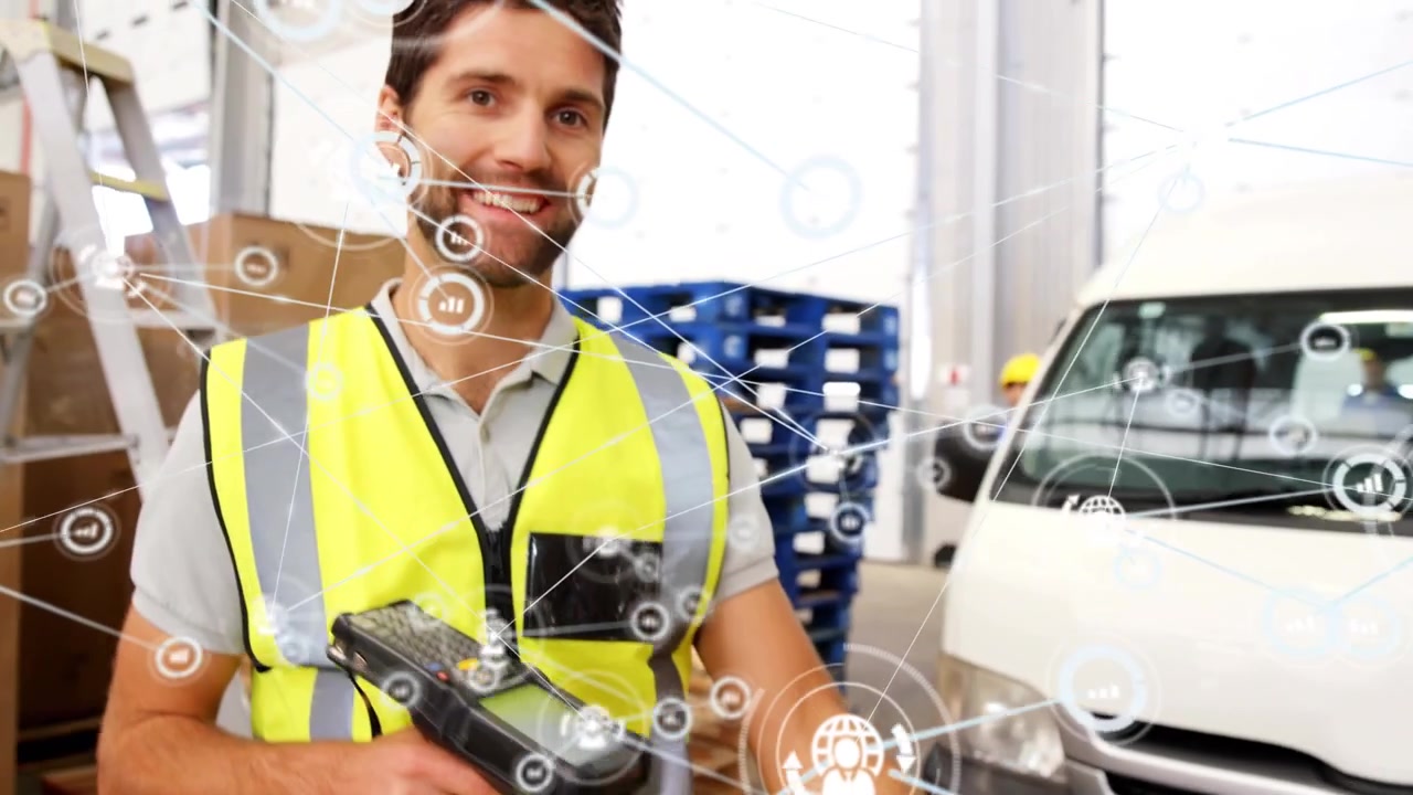 Attracco furgone, ispettore che cammina mentre l'operatore scanner scansiona i pacchi aggiornando i collegamenti di magazzino