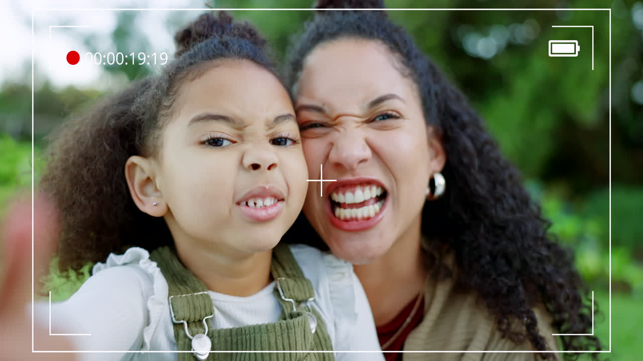 familia, madre y hija en pov selfie en la naturaleza