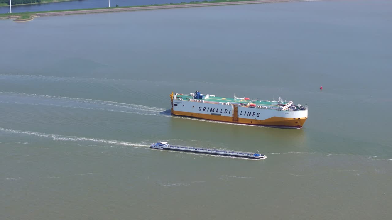 荷蘭澤蘭省（Zeeland）韋斯特斯海爾德河（Westerschelde）上，一艘大型貨船在戲劇性光線下航行的鳥瞰圖。