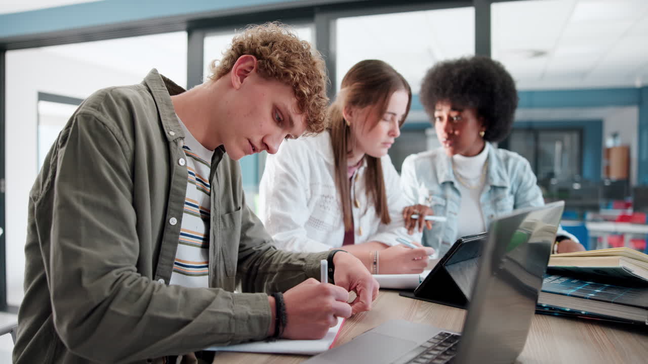 estudiantes que estudian juntos en un aula