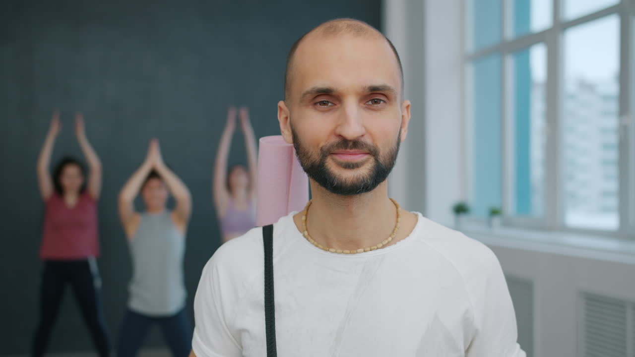 instructor de yoga que dirige una clase