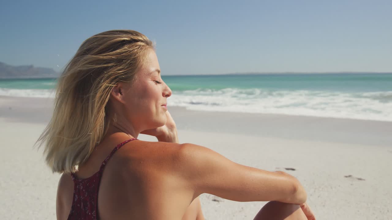 mujer caucásica disfrutando de la vista del mar