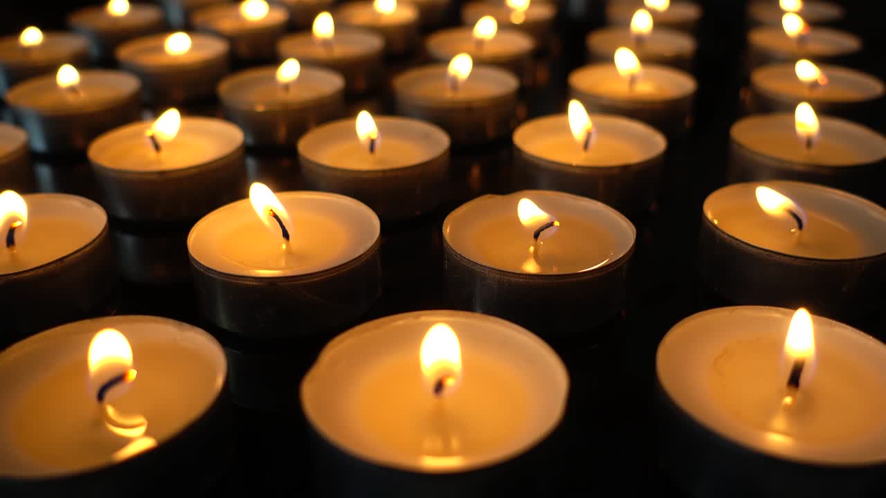 Candele su sfondo nero.