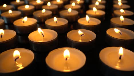 velas sobre un fondo negro.