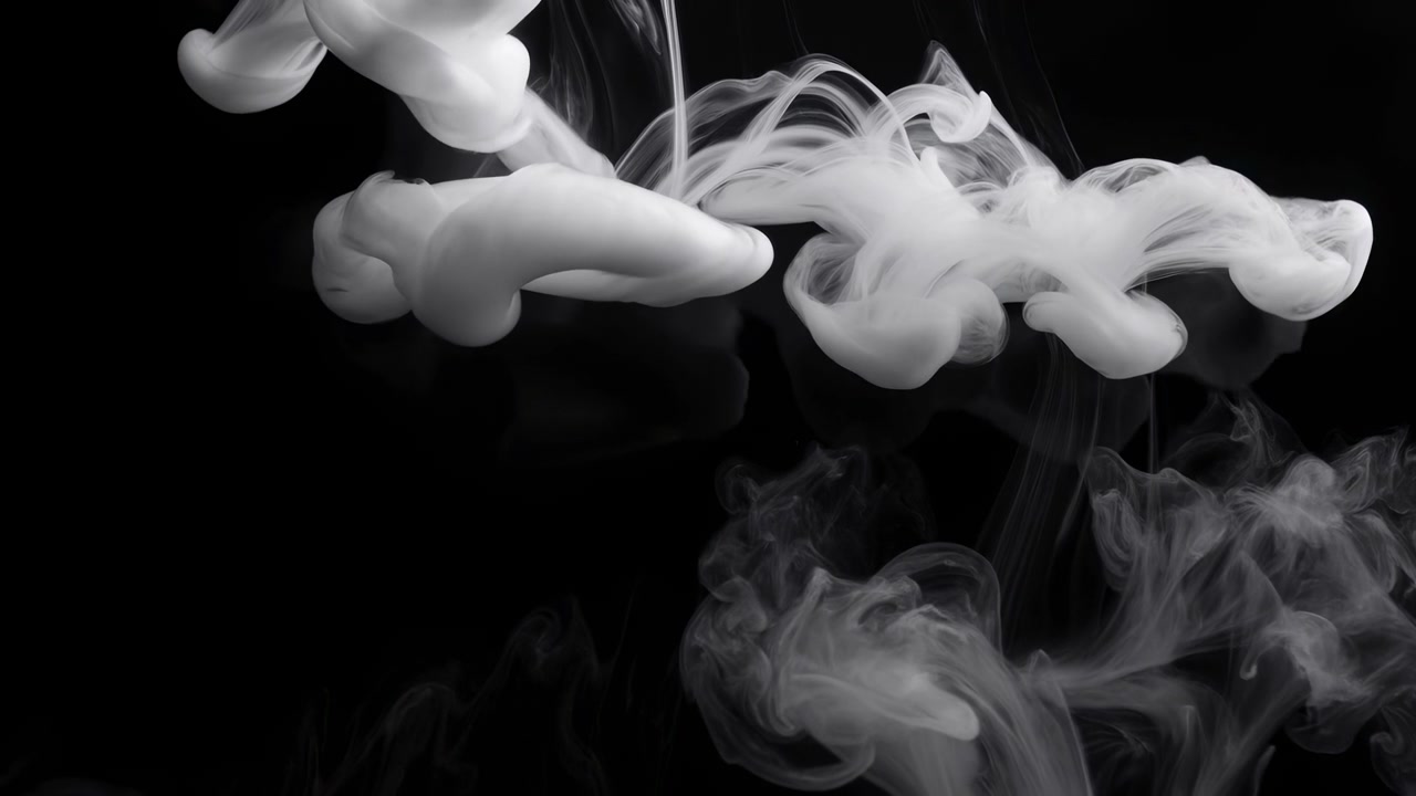 Guarda l'inchiostro nell'acqua che si disperde e vortica su uno sfondo nero, creando grafiche in movimento artistiche astratte ed effetti visivi con una prospettiva laterale e colori bianco, grigio e nero.