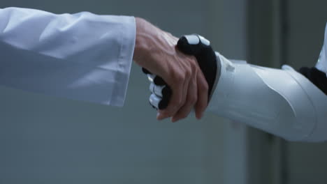 apretón de manos humano y robot