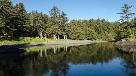 Zeitraffer-Der-Küstenflut-Bei-Sgang-Gwaay-Llnagaay-Ein-UNESCO-Weltkulturerbe-Auf-Sgang-Gwaay-Haida-Gwaii-Kanada