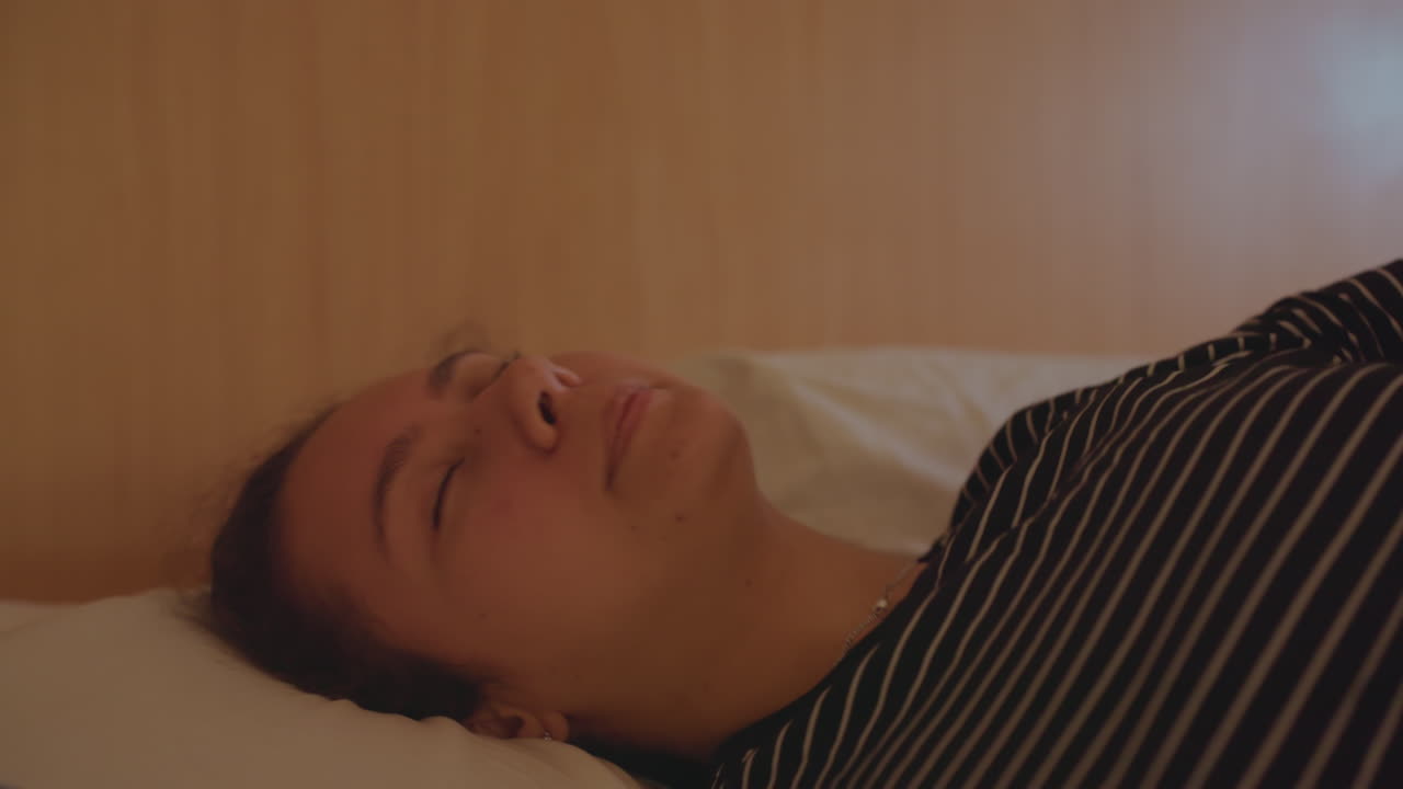 Rolig daggry-refleksion. Kvinde nyder stille morgenen i ensomhed. Fredfyldt kvinde reflekterer under de stille solopgangstimer. Ensom dame overvejer fredfyldt midt i den tidlige morgens ro.