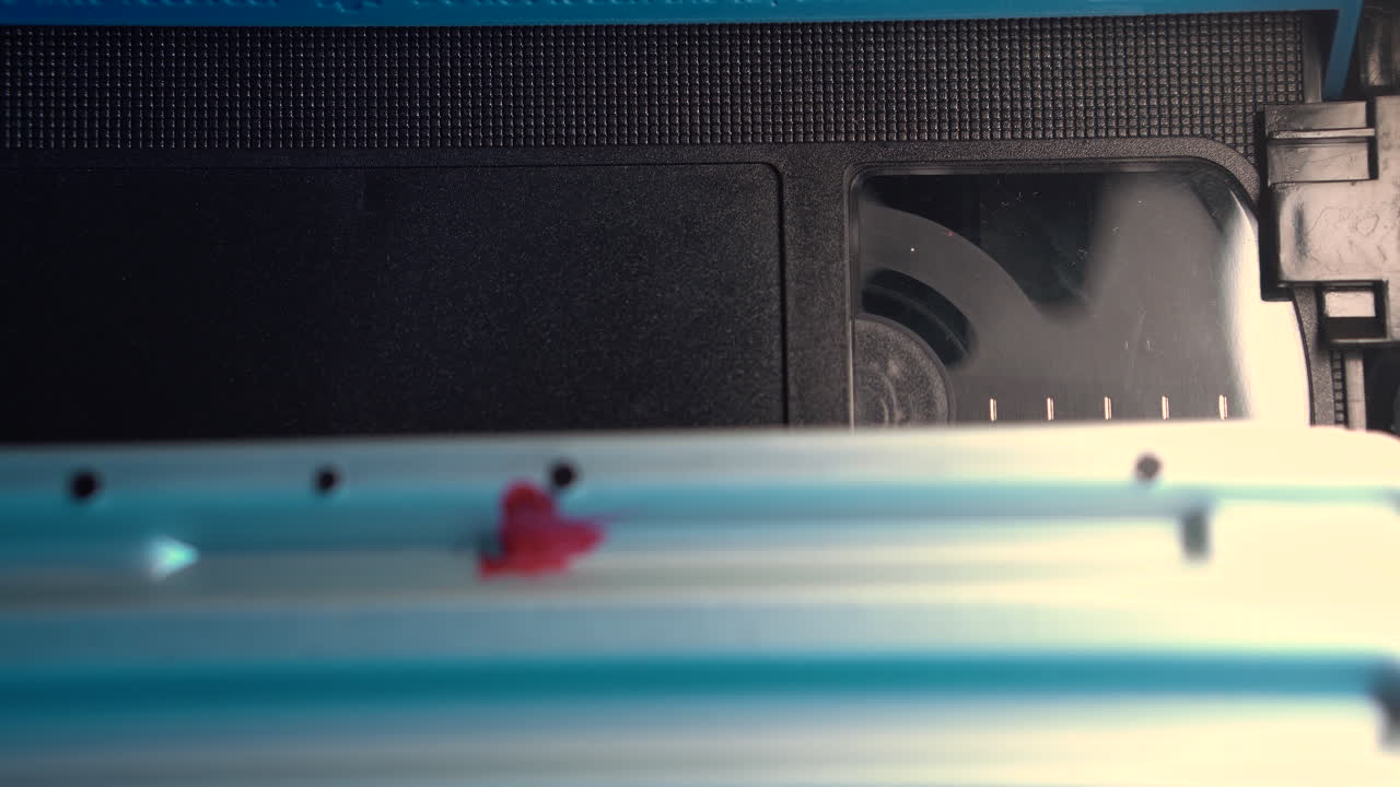 vhs 비디오 카세트 테이프 플레이어 레코더에서 롤링, 클로즈업