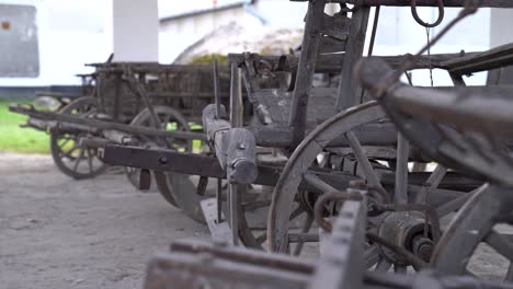 viejos carros de ganado en la exposición conmemorativa de sandor petofi en szalkszentmarton, hungría