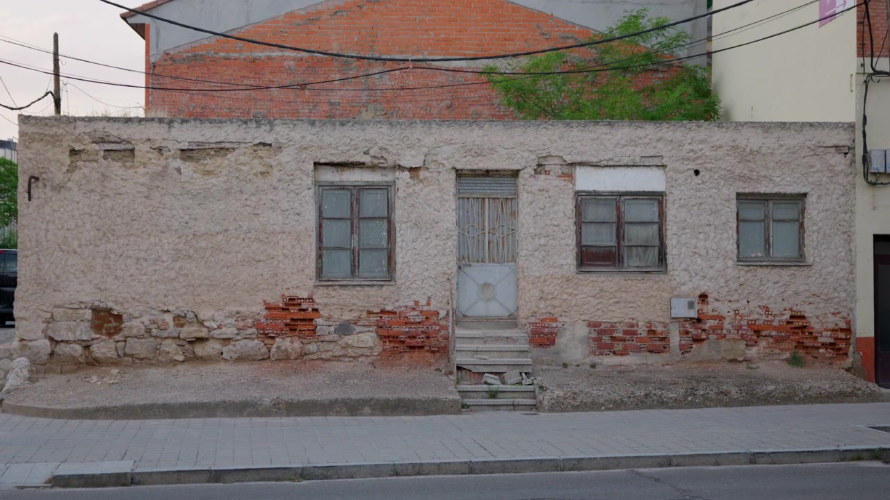 Casa abbandonata e fatiscente in zona rurale che rappresenta il declino economico, lo spopolamento rurale, la crisi abitativa e la proprietà trascurata.