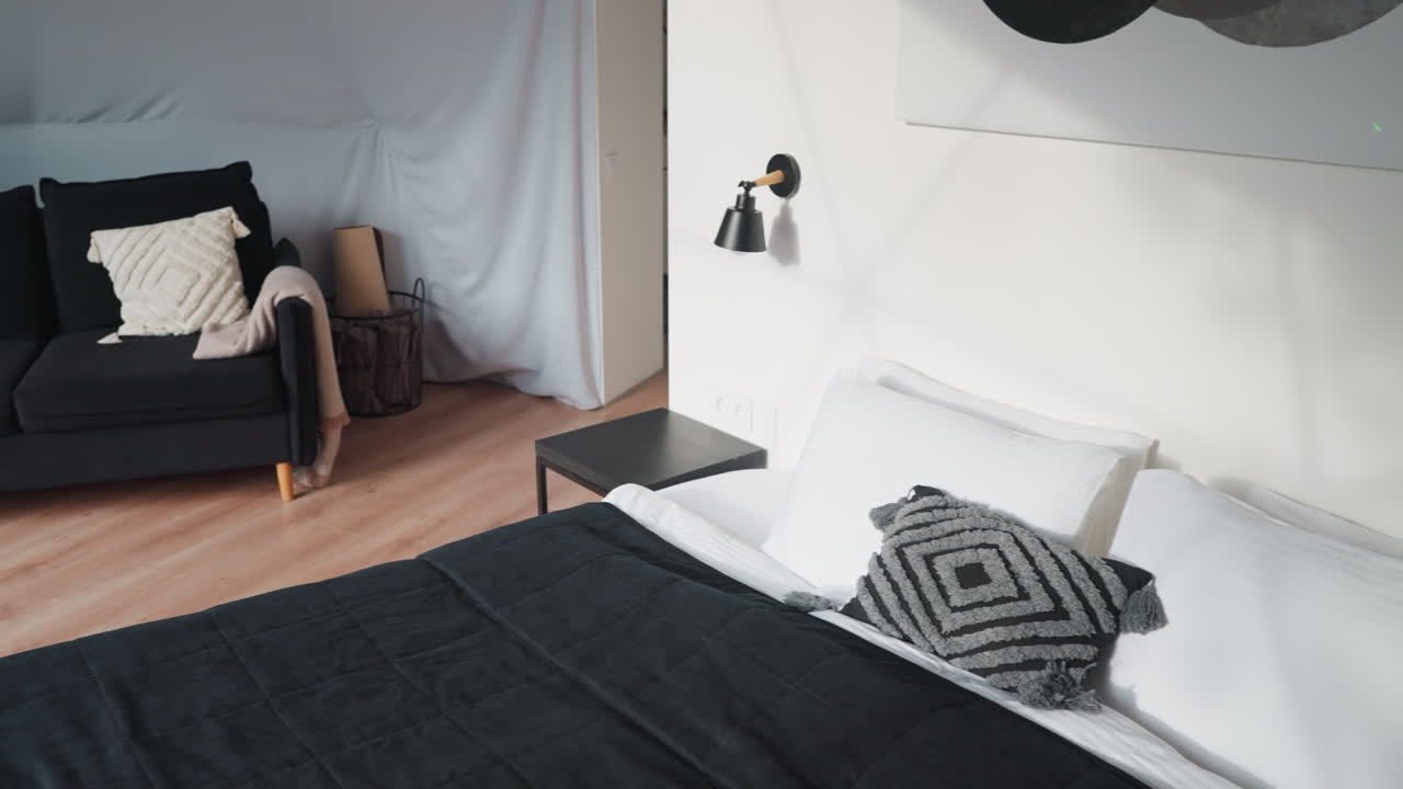 dormitorio con ventana panorámica de vidrio en glamping. habitación con cama doble para disfrutar de impresionantes vistas del bosque de otoño. concepto de complejo de lujo en la naturaleza