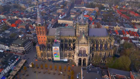 Vista-De-Arriba-Hacia-Abajo-De-La-Catedral-De-Sint-Jan-Con-Fachada-Gótica-épica