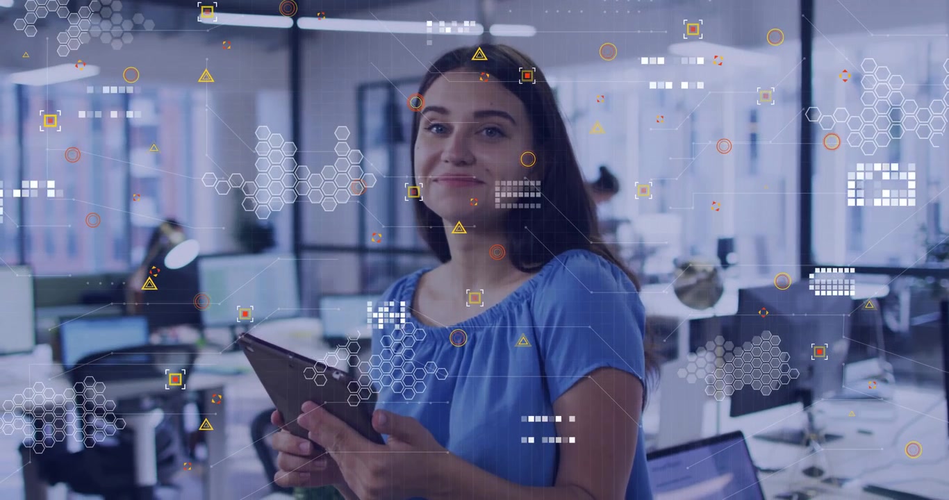 Donna che tocca e scorre un tablet in ufficio, richiamando un'interfaccia utente tecnologica con nodi esagonali per l'analisi delle metriche.