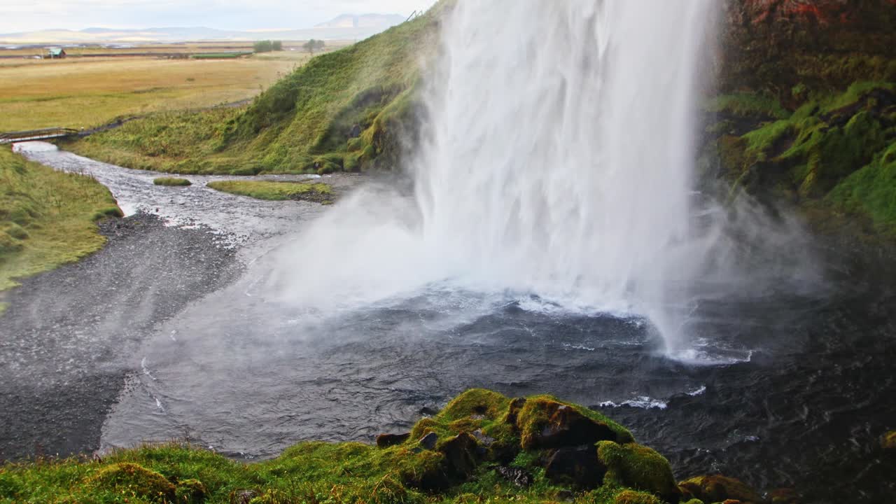 una foto de cerca de seljalandfoss, una de las cascadas más hermosas de islandia en verano.