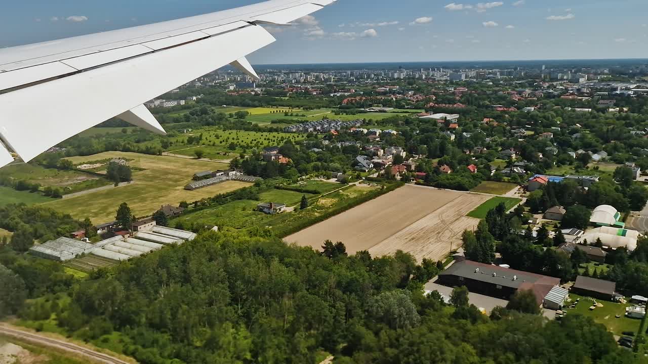 Vliegtuigpassagiersperspectief, buitenwijken van Warschau, Polen, snelweg, gebouwen en landschap.