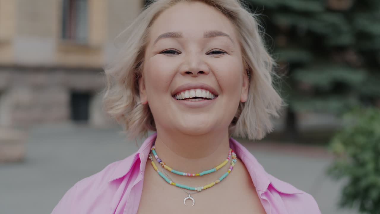 улыбающийся женский портрет