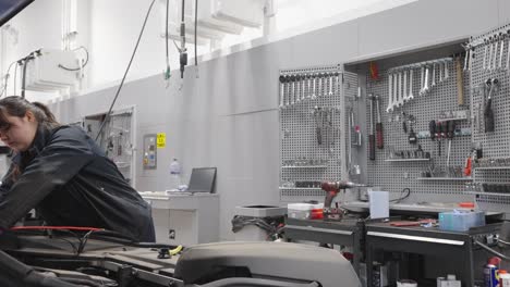 mecánico utiliza la experiencia en sistemas de alta tensión y gestión de baterías