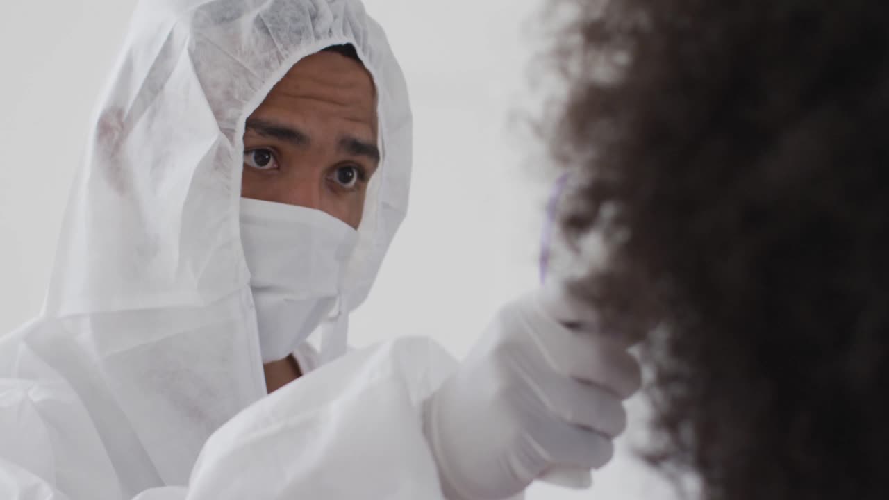 trabajador de la salud masculino midiendo la temperatura con una pistola de temperatura