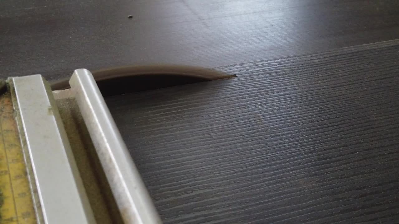 우드샵 커팅 멀티플렉스에서 벤치, 드로우, 옷장, 테이블을 만들 수 있습니다.