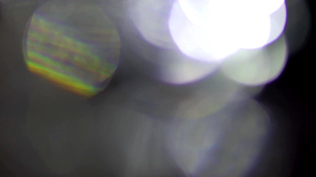 Abstrakte lyslekkasjer og bokeh-overlegg på svart bakgrunn