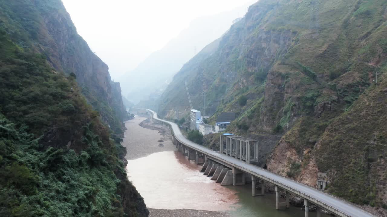 paisaje a lo largo del río yangtze en china, una carretera que conecta con el río yangtze